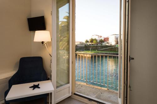 菲尼斯特雷特马迪克多班科阿祖尔旅馆的客房设有椅子和水景窗户。