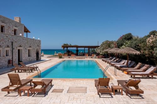 AgiassosAvgerinos Village的一个带躺椅的游泳池和海洋
