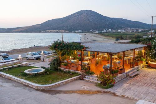 AgiassosAvgerinos Village的海滩上的房子,享有海景