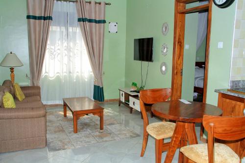 波特尔堡Home Bliss Hotel- Fort portal Uganda的客厅配有沙发和桌子
