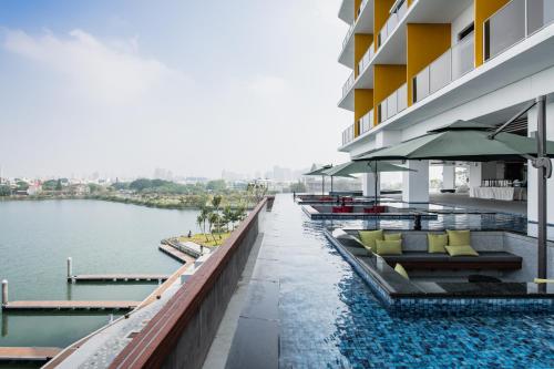 安平区福尔摩沙游艇酒店的酒店游泳池享有水景