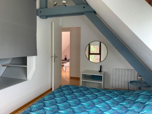 斯特拉斯堡Spacieux loft en duplex的阁楼卧室配有蓝色床