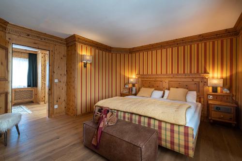 圣莫里茨斯特凡尼酒店的一间卧室配有一张床和一个沙发