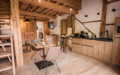 MormontLes Monts d'Aisne的厨房配有木制橱柜和桌椅