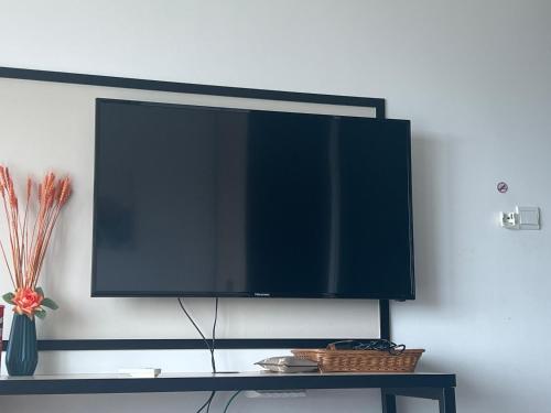努沙再也Am almas suite studio的挂在墙上的平面电视