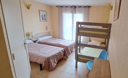 埃维萨Scopa Rossa的小房间设有两张床和一张双层床。