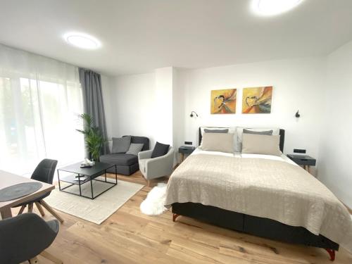 杜伦斯坦Apartments Loim Lodge的一间卧室设有一张床和一间客厅。