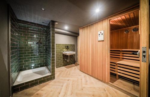 拜尔斯布龙Luxus Villa mit 23 Zimmern und 19 Bädern und SPA的带浴缸、水槽和淋浴的浴室