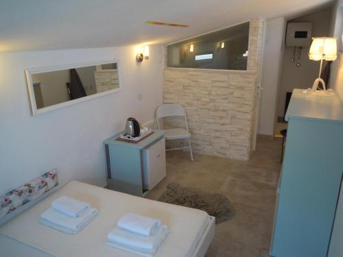 布雷拉Riva Brela SP-small loft的配有床和一张带毛巾的桌子的房间