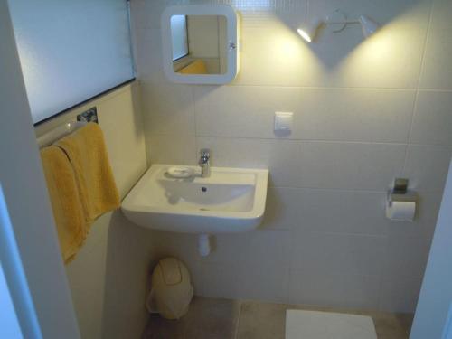 布雷拉Riva Brela SP-small loft的白色的浴室设有水槽和镜子