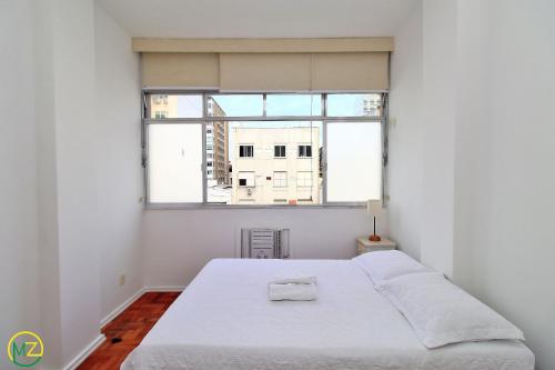 里约热内卢Confortavel 2 quartos no coração de Ipanema的白色的卧室设有床和窗户