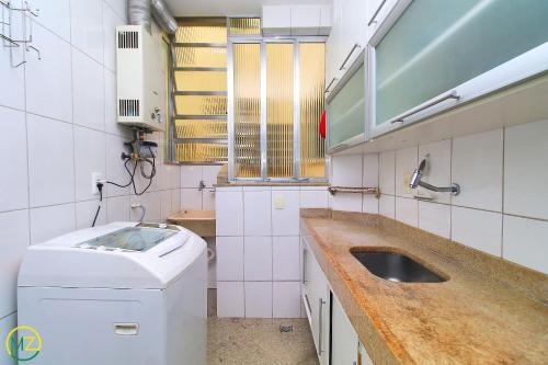 里约热内卢Confortavel 2 quartos no coração de Ipanema的一间带水槽和洗衣机的浴室
