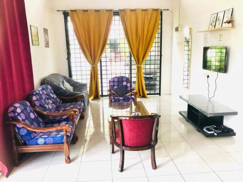 太平Homestay Lestary near Taiping Fast WIFI Netflix的客厅配有两把椅子和一张桌子