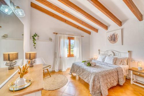 波连斯萨Ideal Property Mallorca - Can Carabassot的白色卧室配有床和桌子