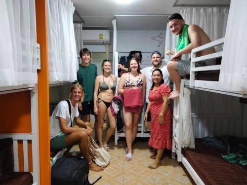 皮皮岛旅行者旅舍的一组人站在一张双层床上