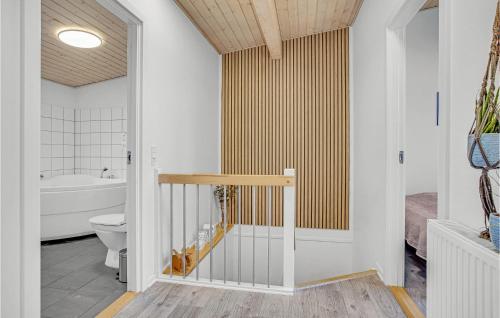 洛肯4 Bedroom Stunning Home In Lkken的一间带卫生间和浴缸的浴室