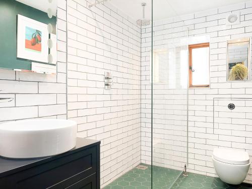 BramleyLantern Lodge的白色的浴室设有水槽和卫生间。