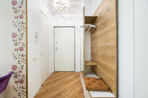沃伦塔里Luxury Pipera的带走廊、楼梯和镜子的客房