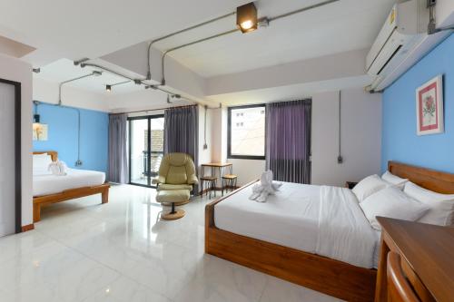 清迈清迈那巴雅查酒店的酒店客房,配有两张床和椅子