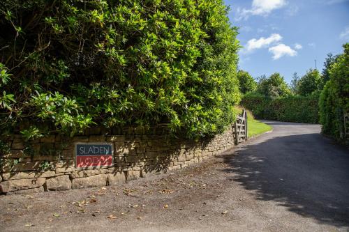 哈瑟西奇Sladen Lodge的路边石墙上标有标志
