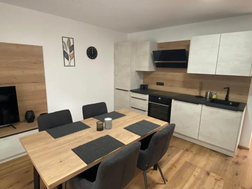 杜伦斯坦Apartments Loim Lodge的一间厨房,内设一张木桌和椅子