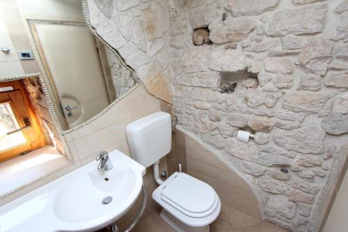 罗维尼Apartment Midea的浴室配有白色卫生间和盥洗盆。