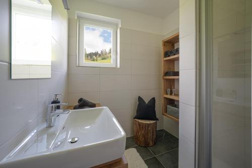 阿布特瑙Ferienappartements Schrattengut的白色的浴室设有水槽和窗户。