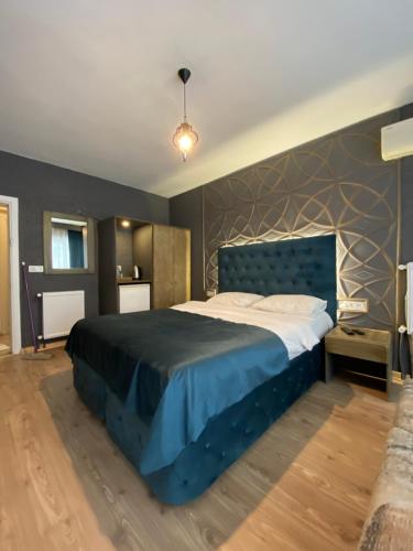 埃利特温泉EVİM APART HOTEL的一间卧室配有一张大床和蓝色的床罩