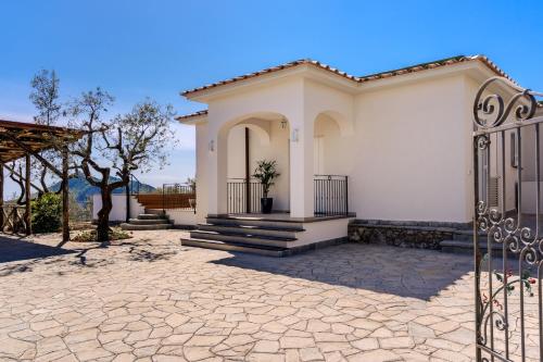 马萨鲁布朗斯Villa Rusinella的白色的房子,有楼梯和门