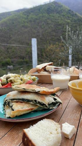 LekbibajTe baca Qerim的餐桌上摆放着食品,包括面包和奶酪