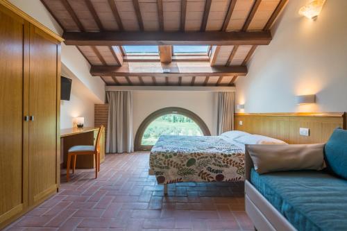 圣阿尔坎杰洛-迪罗马涅Collina dei Poeti的一间卧室配有一张床和一个沙发
