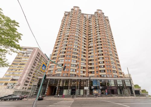 基辅Luxury Apartments Arena Guliver的前面有一条街道的大高楼