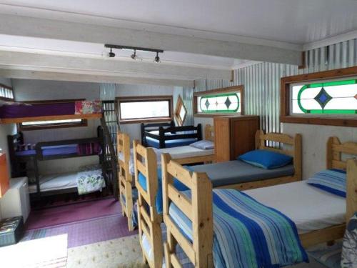 摩根湾Yellowwood Forest Eco Retreat的房屋内带几张双层床的房间