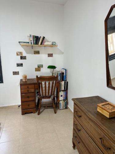 拉马拉سفر的客房设有书桌、椅子和镜子