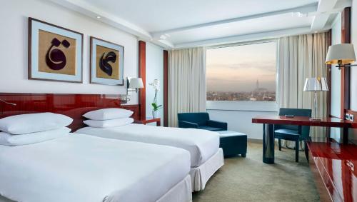 卡萨布兰卡卡萨布兰卡凯悦酒店的酒店客房配有两张床和一张书桌