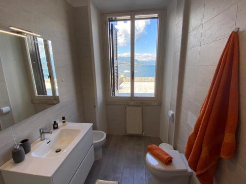 斯特雷萨Wonderful Stresa apartment的一间带水槽和卫生间的浴室以及窗户。