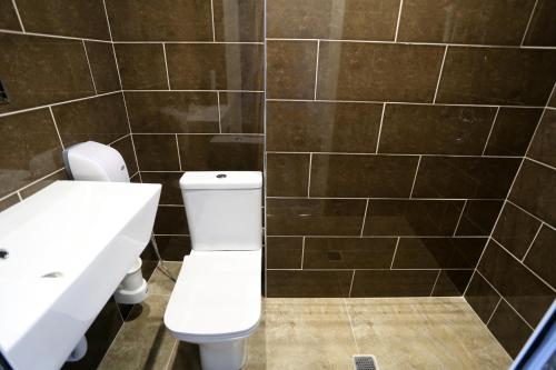 桑丹斯基Hotel CITY Sandanski的浴室配有白色卫生间和盥洗盆。