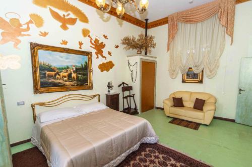 维贾内洛迪莫拉安蒂卡住宿加早餐旅馆的一间卧室配有一张床和一把椅子,墙上挂着一幅画