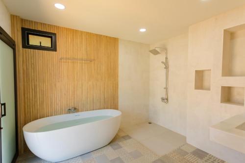 素叻尼拉瓦河滨度假村的一间位于客房内的带白色浴缸的浴室