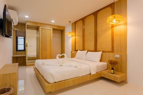 素叻尼拉瓦河滨度假村的一间卧室配有一张带白色床单的大床