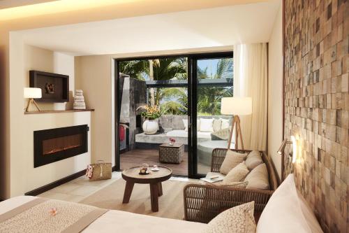 珀蒂蒂勒Palm Hotel & Spa的带沙发和壁炉的客厅