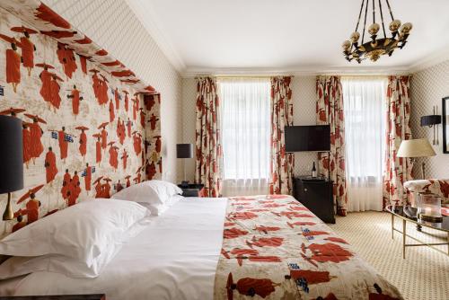 维尔纽斯NARUTIS hotel的一间卧室,卧室内配有一张大床