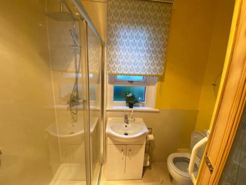 格拉斯哥Glasgow excellent lodging home的带淋浴、盥洗盆和卫生间的浴室