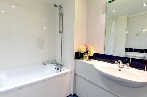 曼彻斯特曼彻斯特市中心大不列颠酒店的白色的浴室设有水槽和镜子