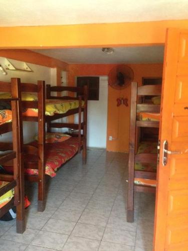 萨尔瓦多Nega Maluca Guesthouse的一间房间,内设几张双层床