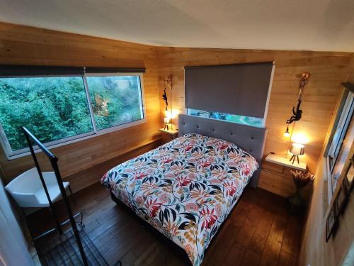 Gîte du Moulin de Tart le Bas的一间卧室设有一张床和两个窗户。