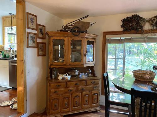 南太浩湖Tahoe Cottage perfect for couples and outdoor enthusiasts的厨房里的木柜,配有桌子