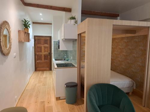 拉西约塔Renovated fully equipped studio for 2 to 4 pers的小房间设有床和厨房