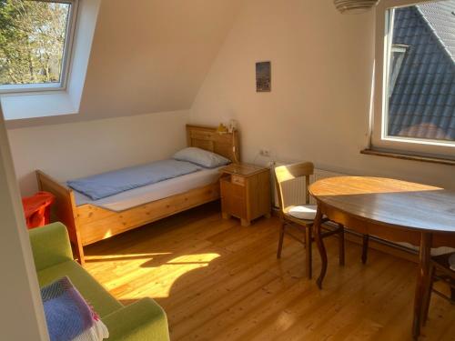 诺尔多夫Nolte Faarderhuuch 7的小房间设有一张床、一张桌子和椅子