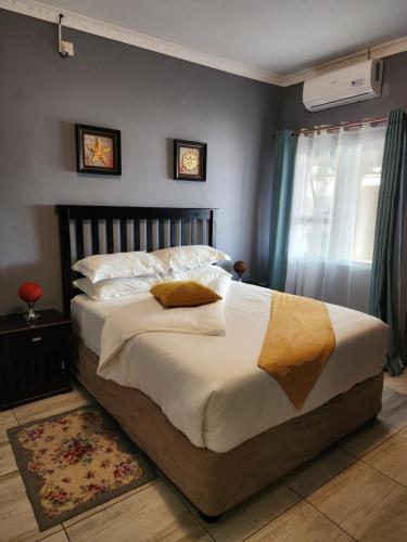 帕拉佩Minnestay Guest House的一间卧室设有一张大床和一个窗户。